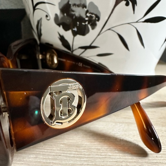 Burberry sunglasses preloved - Picture 3 of 6